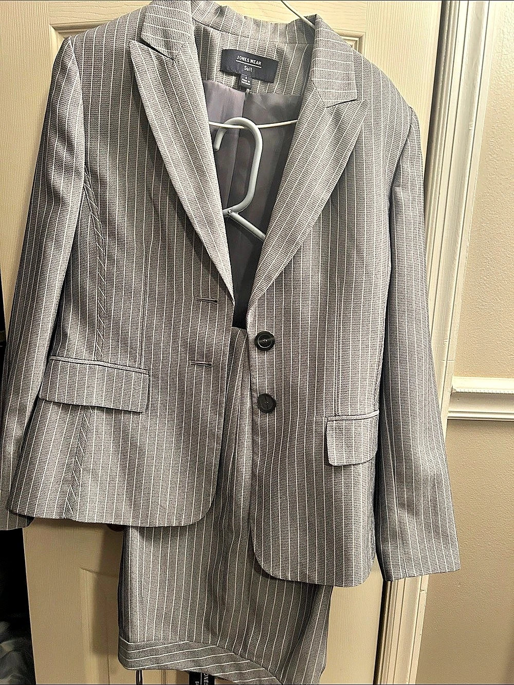 Jones Wear Suit Pinstripe Size 6 Like New